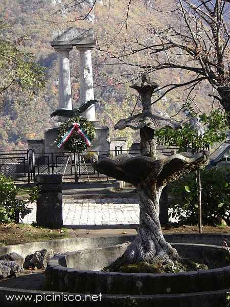 Grande fontaine et monument dédié aux morts et disparus pour la gloire de la patrie durant les deux guerres mondiales, dans le parc "Il Montano" à Picinisco.