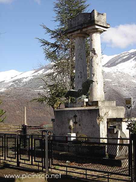 Monument dédié aux morts et disparus pour la gloire de la patrie durant les deux guerres mondiales, dans le parc "Il Montano" à Picinisco.