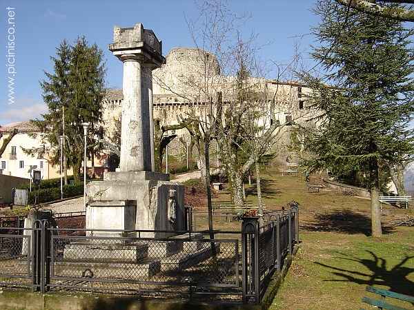 Monument dédié aux morts et disparus pour la gloire de la patrie durant les deux guerres mondiales, dans le parc "Il Montano". En arrière plan, le château de Picinisco.