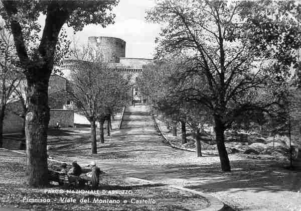 Carte postale: Viale del montano e Castello (Alterocca terni, série L/62, n° 32833)